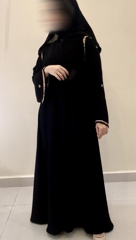 عباية مطرزة